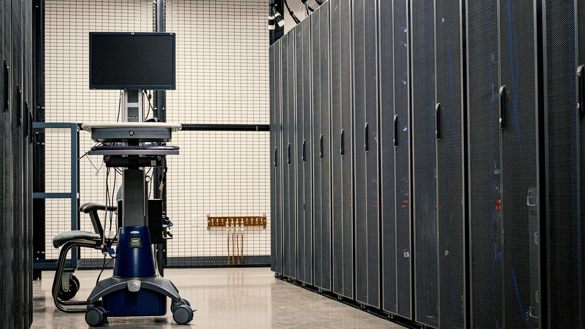 Corredor de data center com racks de servidores pretos