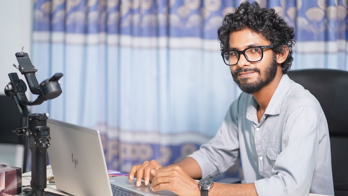 Desenvolvedor de software usando notebook no escritório