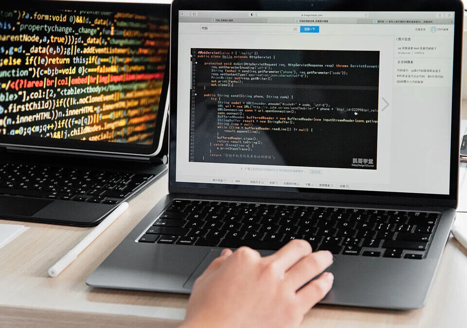 Programador desenvolvendo aplicações em computador