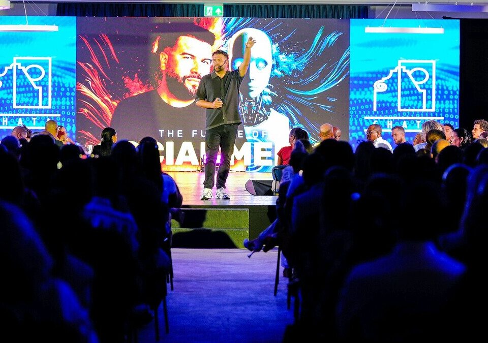 Palestrante apresentando em um palco para a plateia
