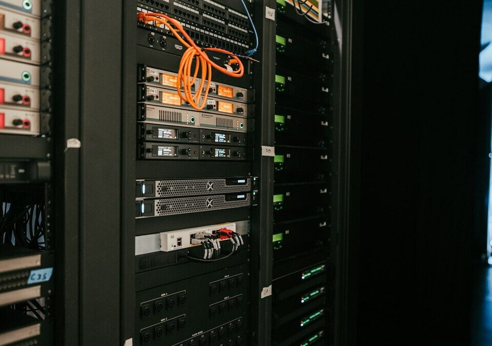 Rack de servidores com cabos coloridos em data center