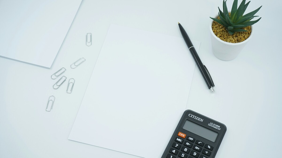 Como calcular o CET de um empréstimo em Python ou planilha Calculadora preta e caneta sobre papel branco