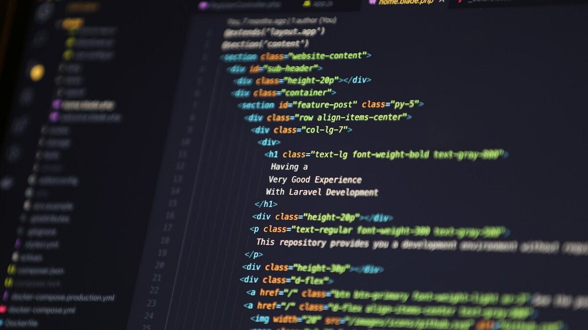 Tela de computador exibindo código HTML em um editor com fundo escuro
