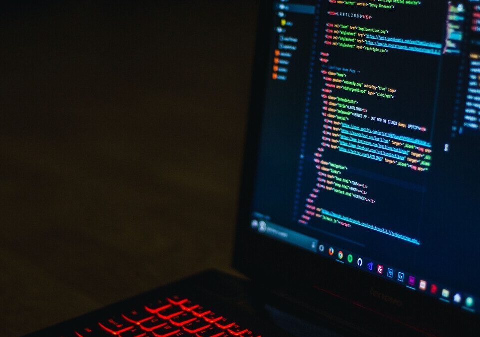 Notebook com código de programação exibido na tela