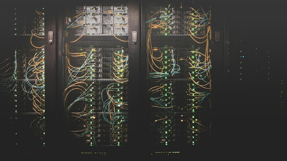 Cabos de rede conectados a equipamentos em sala de servidores
