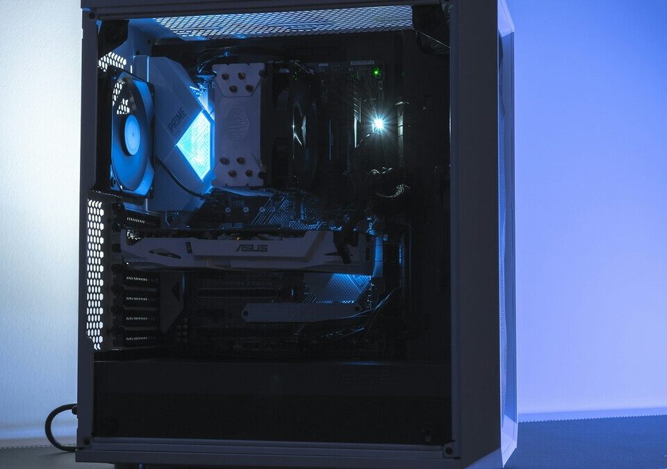 Gabinete de computador com iluminação azul e componentes internos