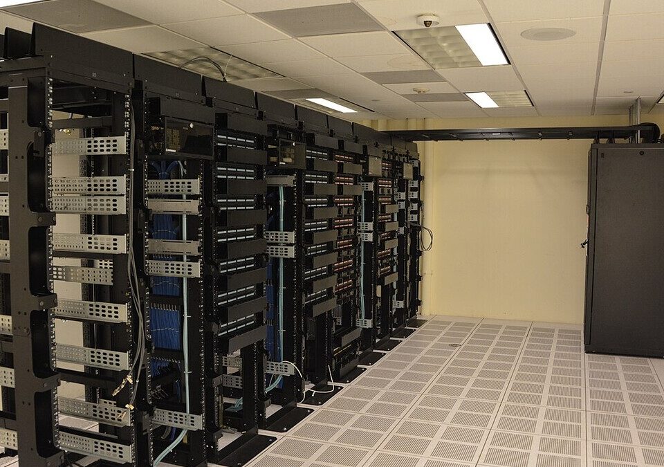 Fileiras de racks de servidores em um data center