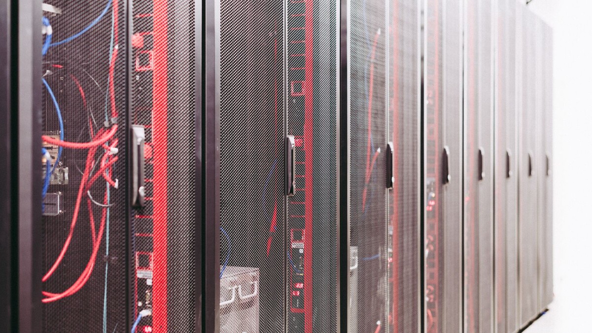 Fim do segundo bissexto: o que muda para servidores, NTP e logs Fileiras de racks de servidores com cabos vermelhos em um data center