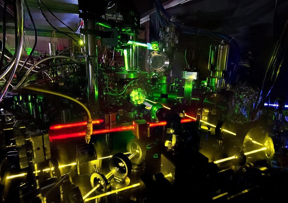 Relógio atômico de itérbio do NIST com feixes de laser em laboratório