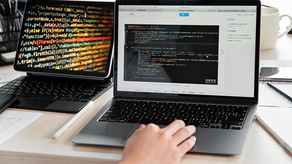 Programação em notebook em ambiente de trabalho