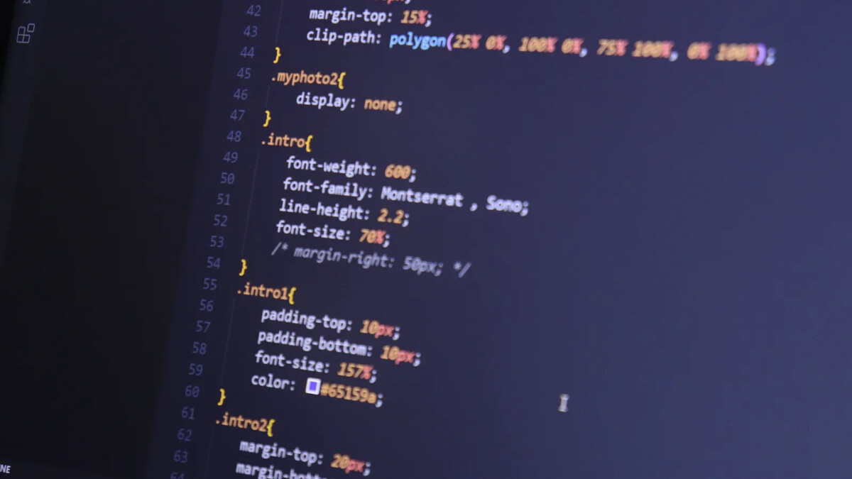Linhas de programação exibidas em monitor