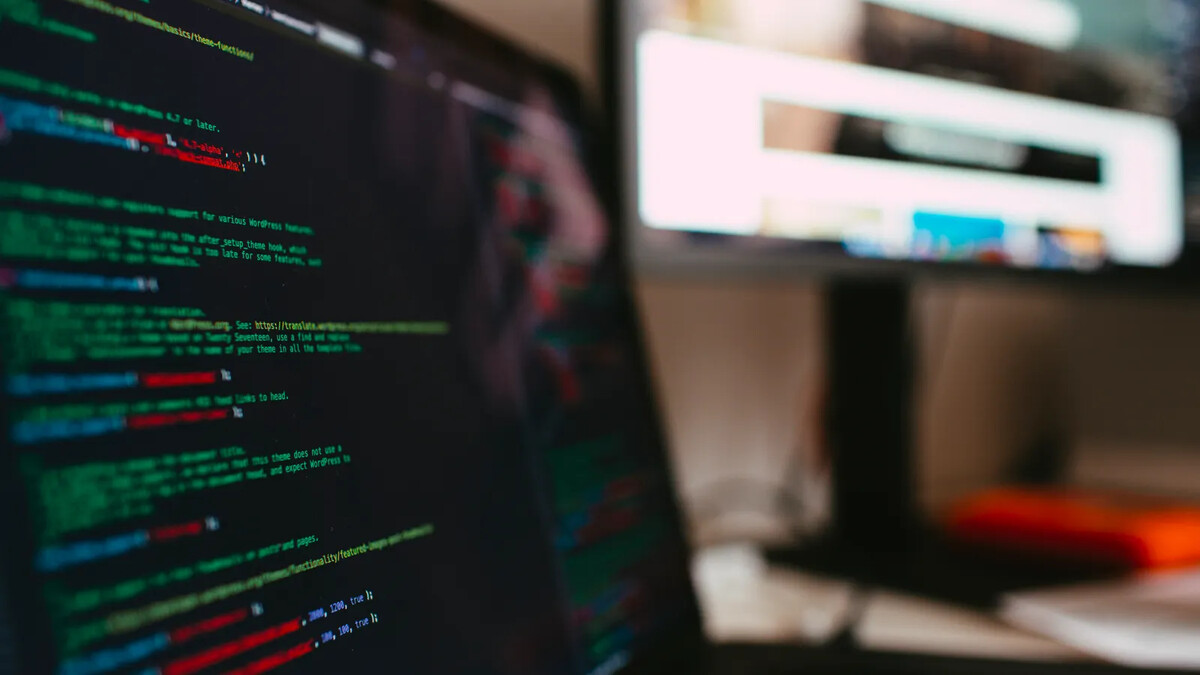Monitor de notebook com trechos de código
