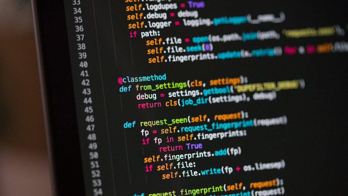 Tela de computador cheia de código-fonte