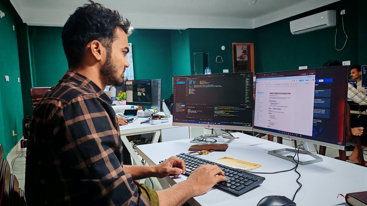 Desenvolvedor trabalhando com dois monitores