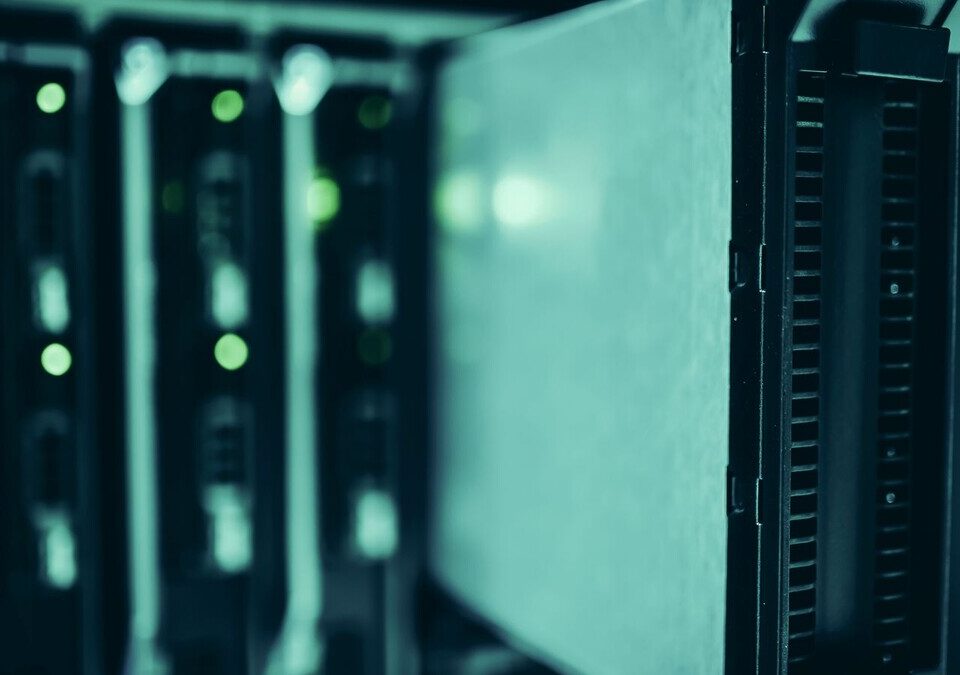 Racks de servidores com luzes acesas em um data center