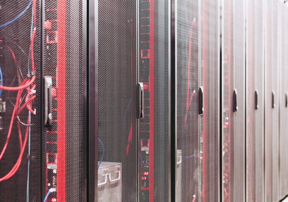 Racks de servidores em uma sala técnica