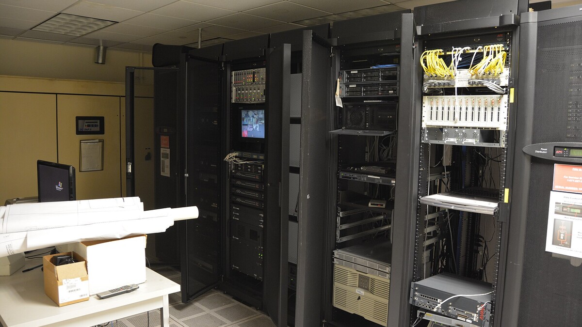 Racks de servidores em uma sala de servidores