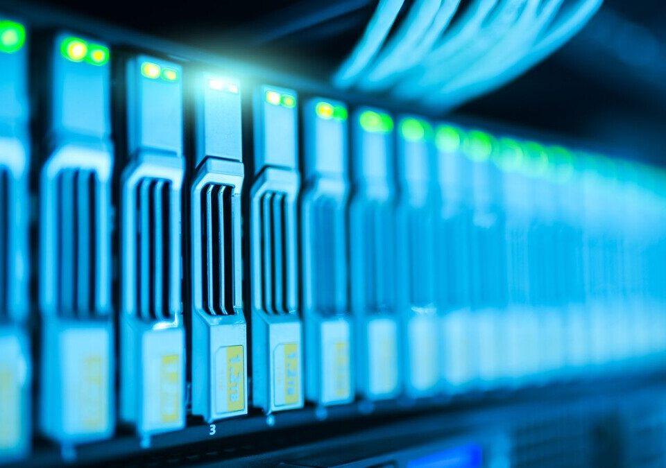Luzes azuis de equipamentos em rack de servidor