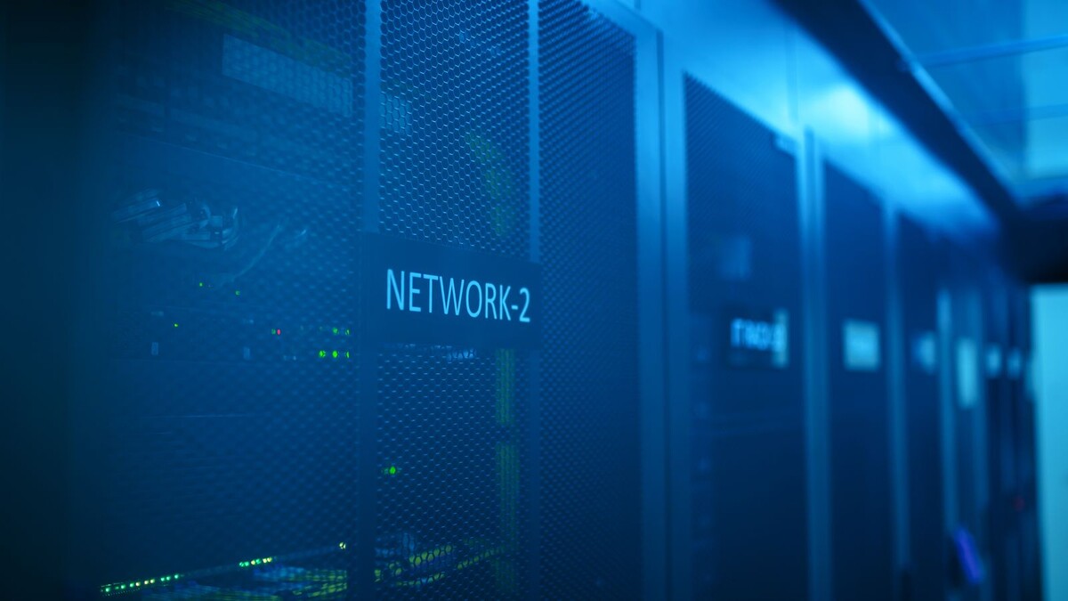 Rack de rede com equipamentos e iluminação azul em sala de servidores