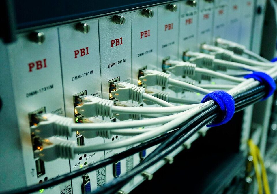 Cabos de rede conectados a um switch