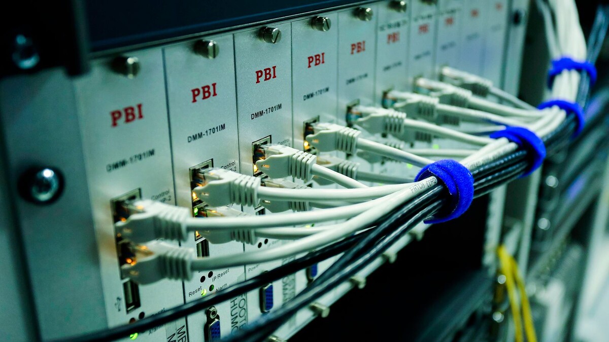 Cabos de rede conectados a um switch