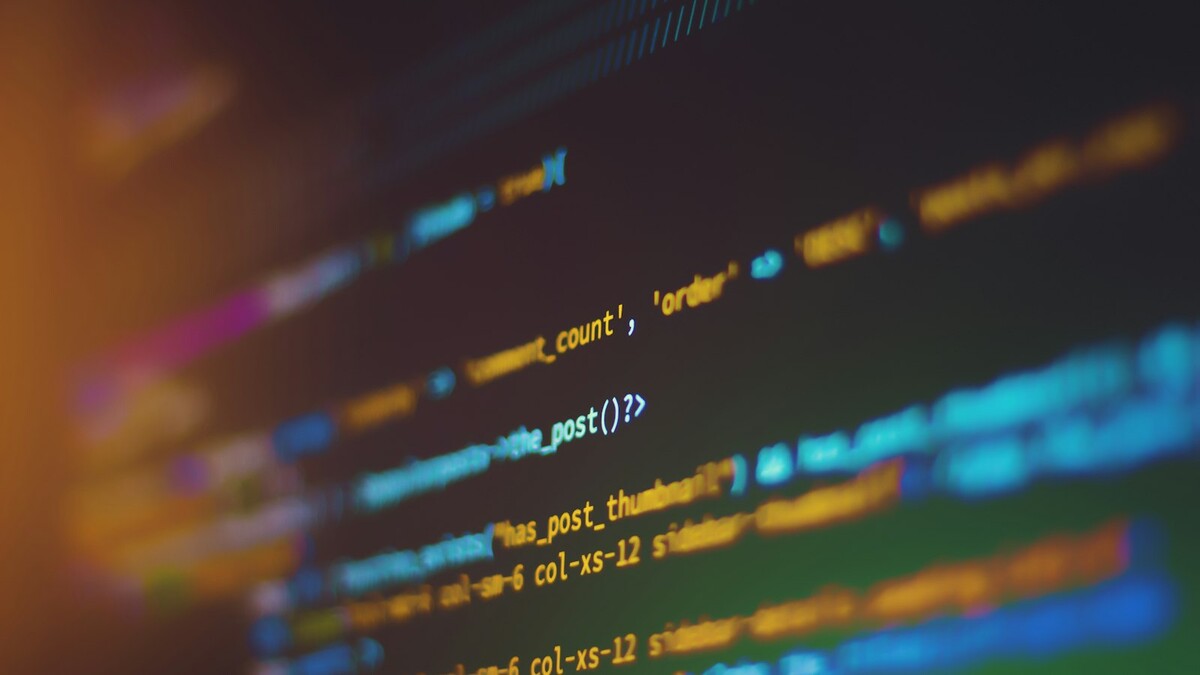 Linhas de código de programação em uma tela com foco raso
