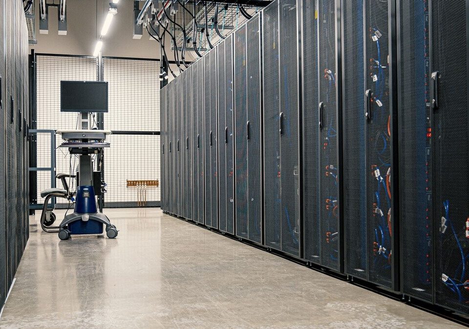 Racks de servidores com cabos em um data center