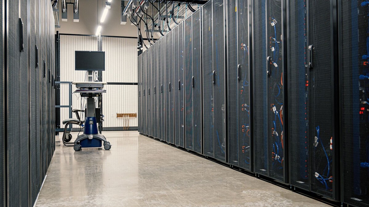 Racks de servidores com cabos em um data center