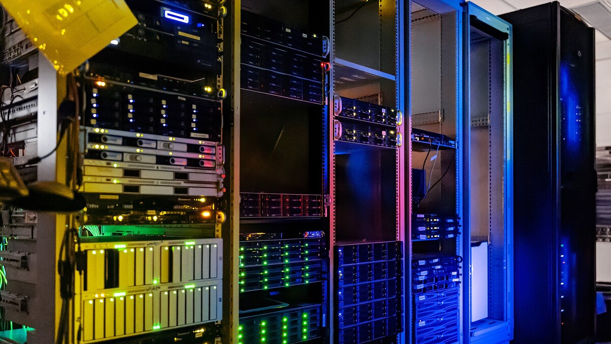 Racks de servidores com luzes coloridas
