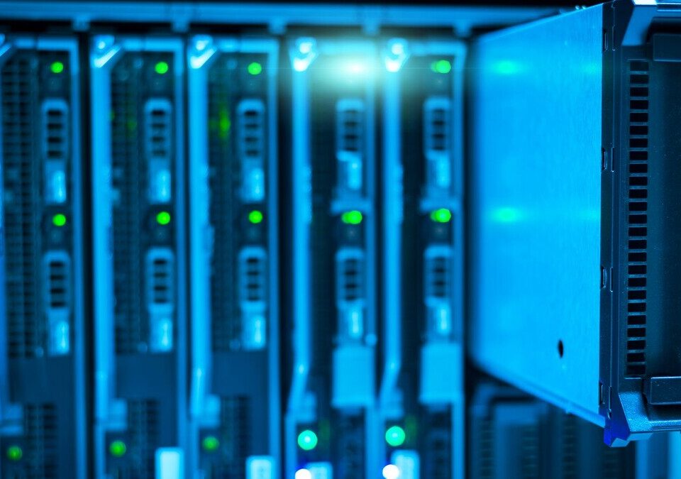 Corredor de data center com racks de servidores iluminados