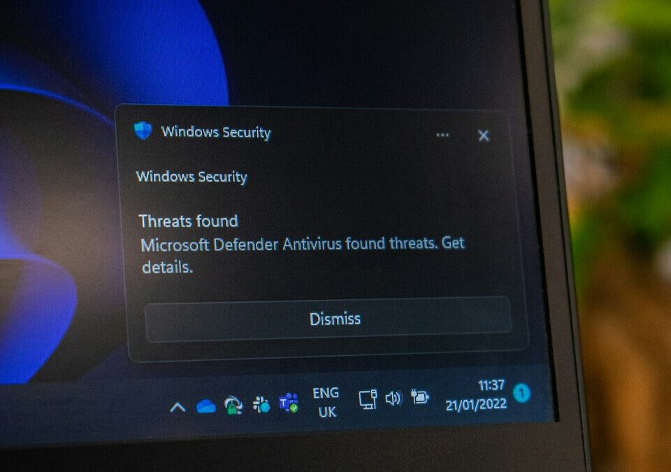 Notebook com o botão de segurança do Windows em destaque na tela